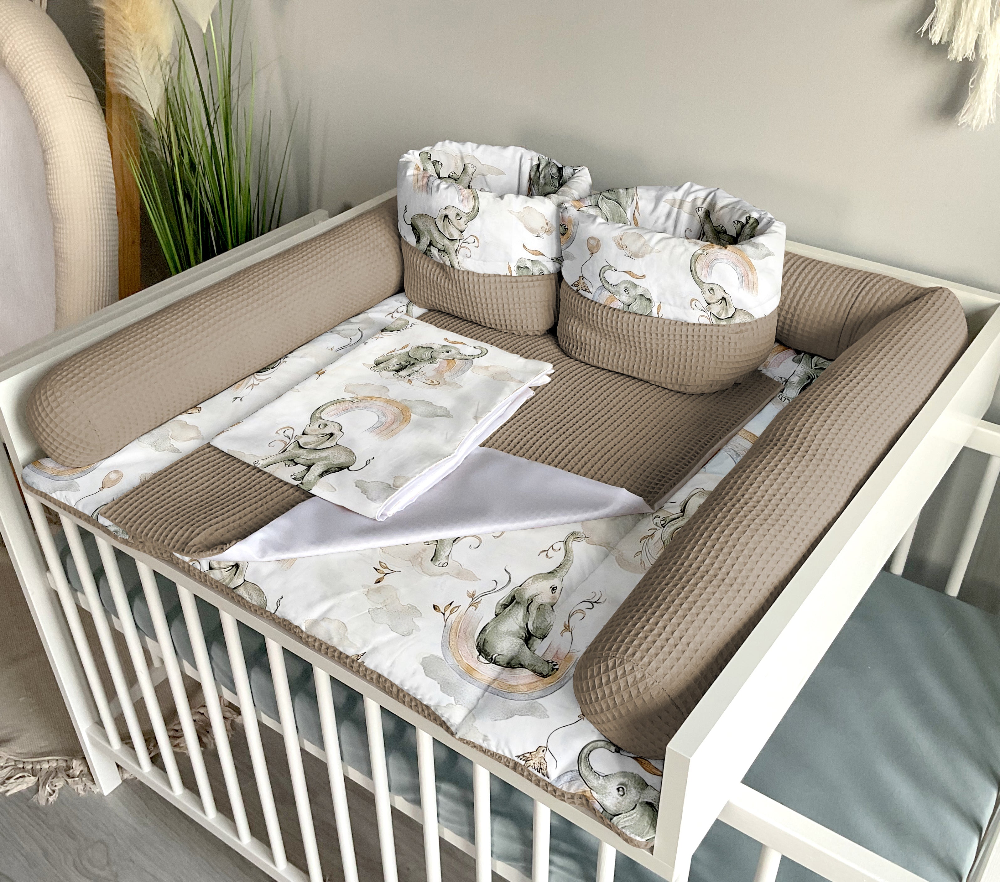 Wickelauflage mit abnehmbaren Bezug und wasserdichter Matratze - Changing mat | set of 6 elements | Beige elephants plus brown-SleepeSheep- - SleepeSheep