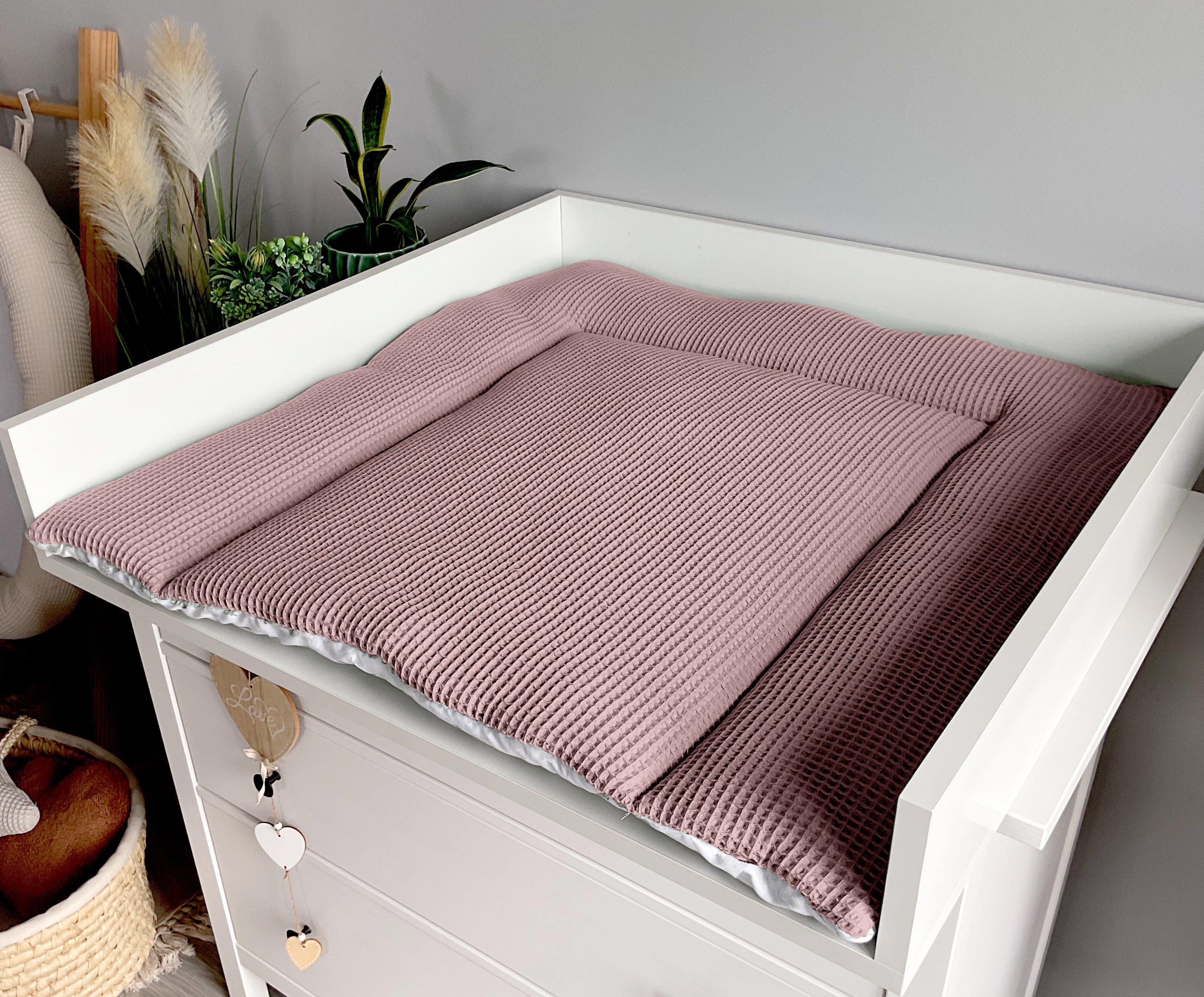 Changing mat | Leaves and dirty pink