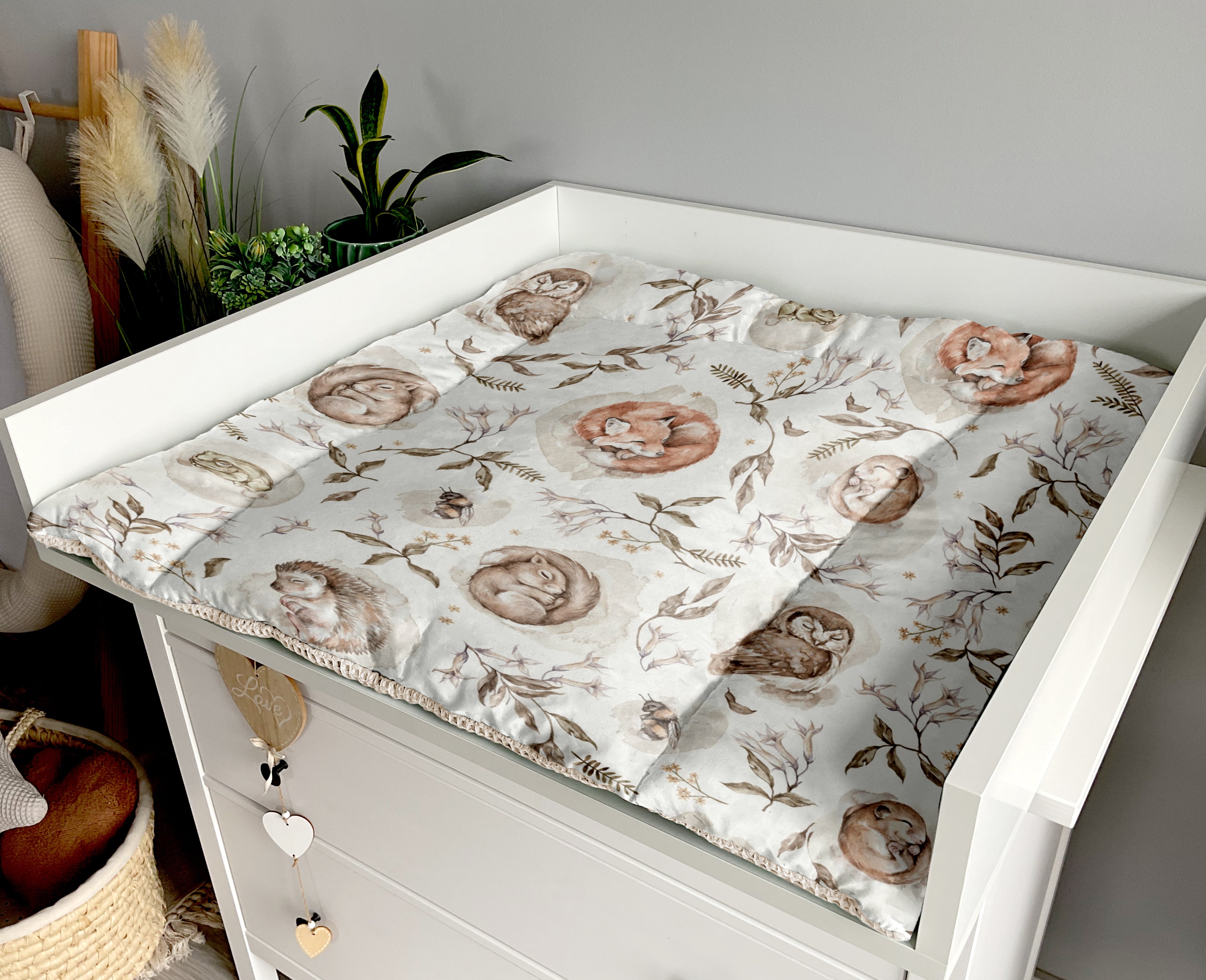 Changing mat | Sleeping animals and light beige