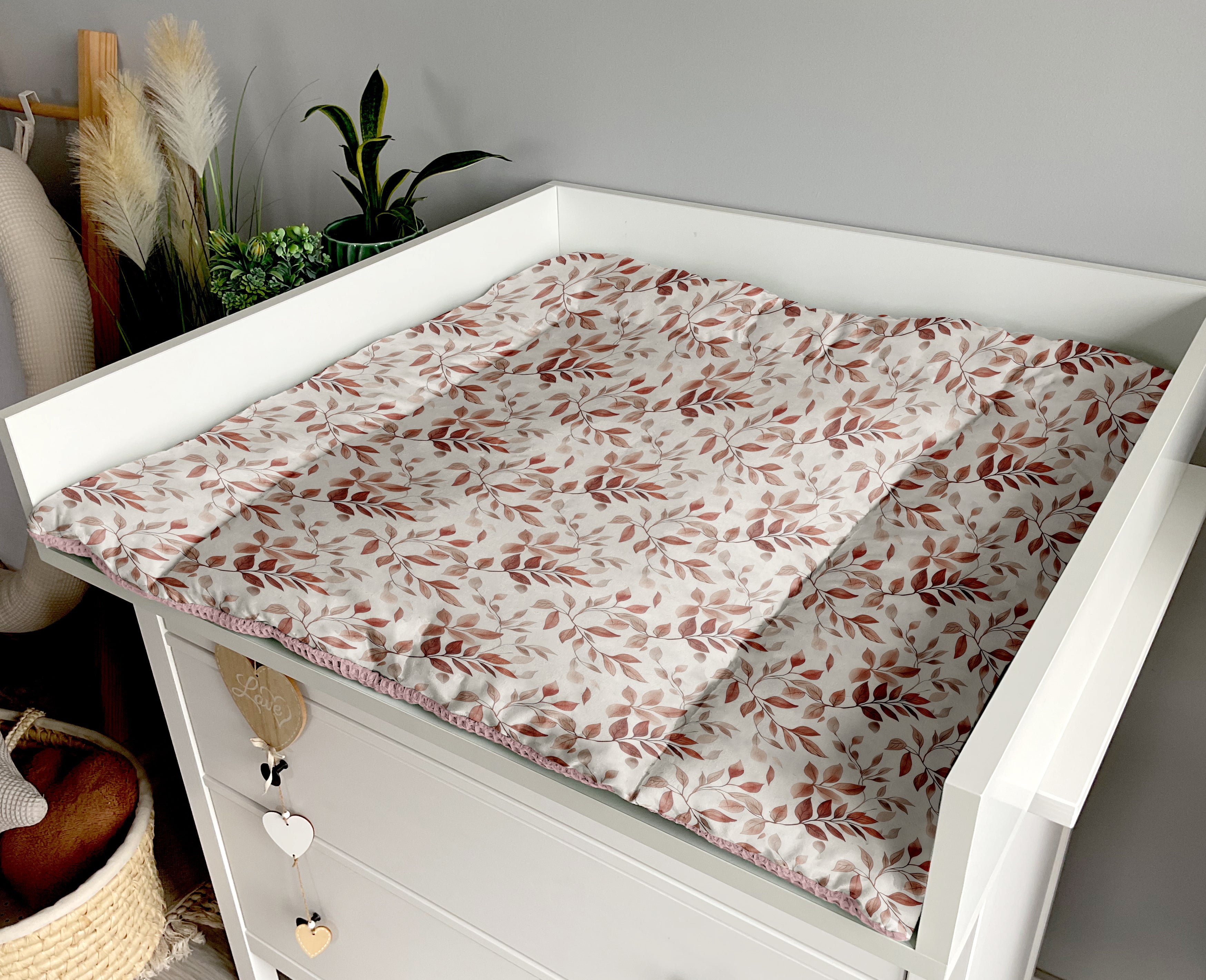 Changing mat | Leaves and dirty pink