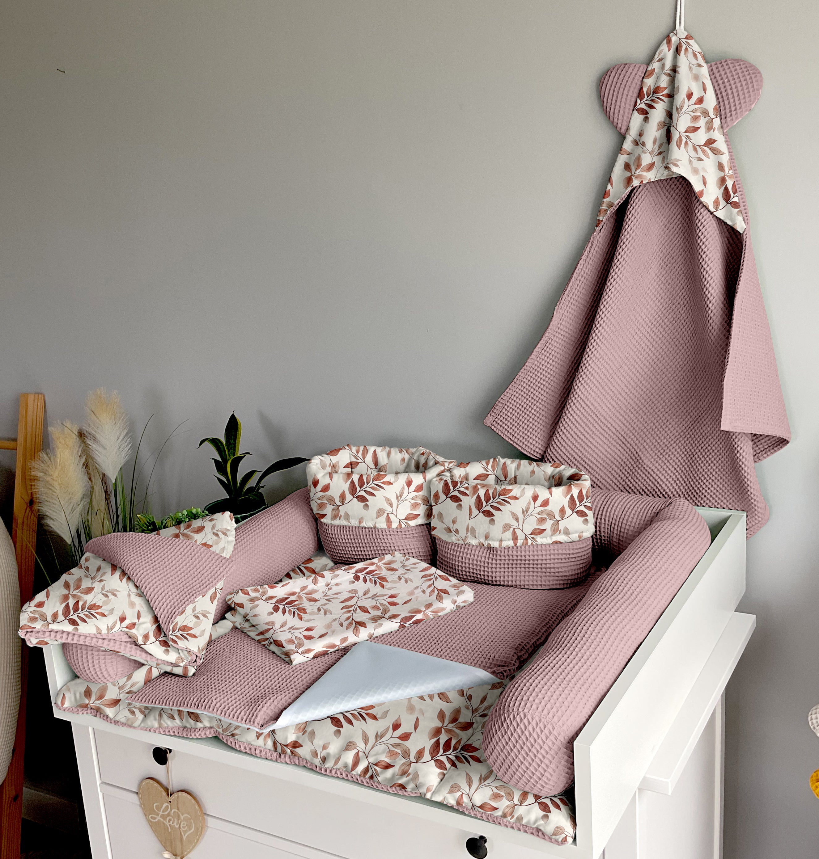 Changing mat | Leaves and dirty pink