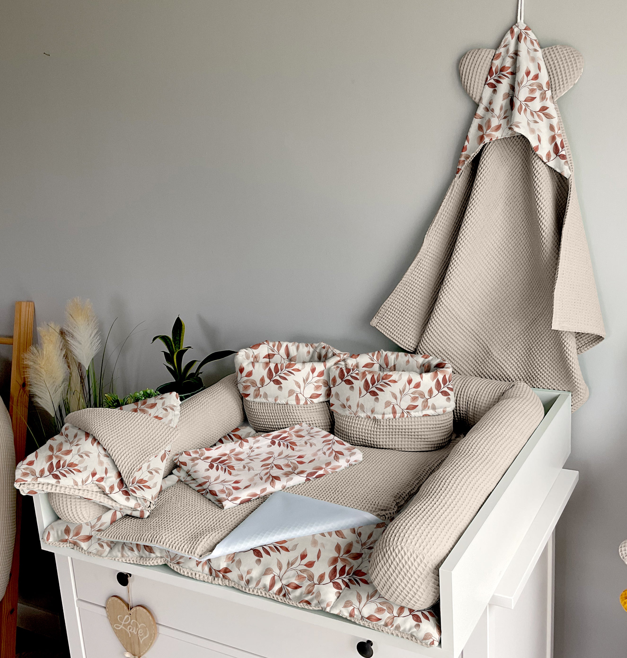 Changing mat | Leaves and sand